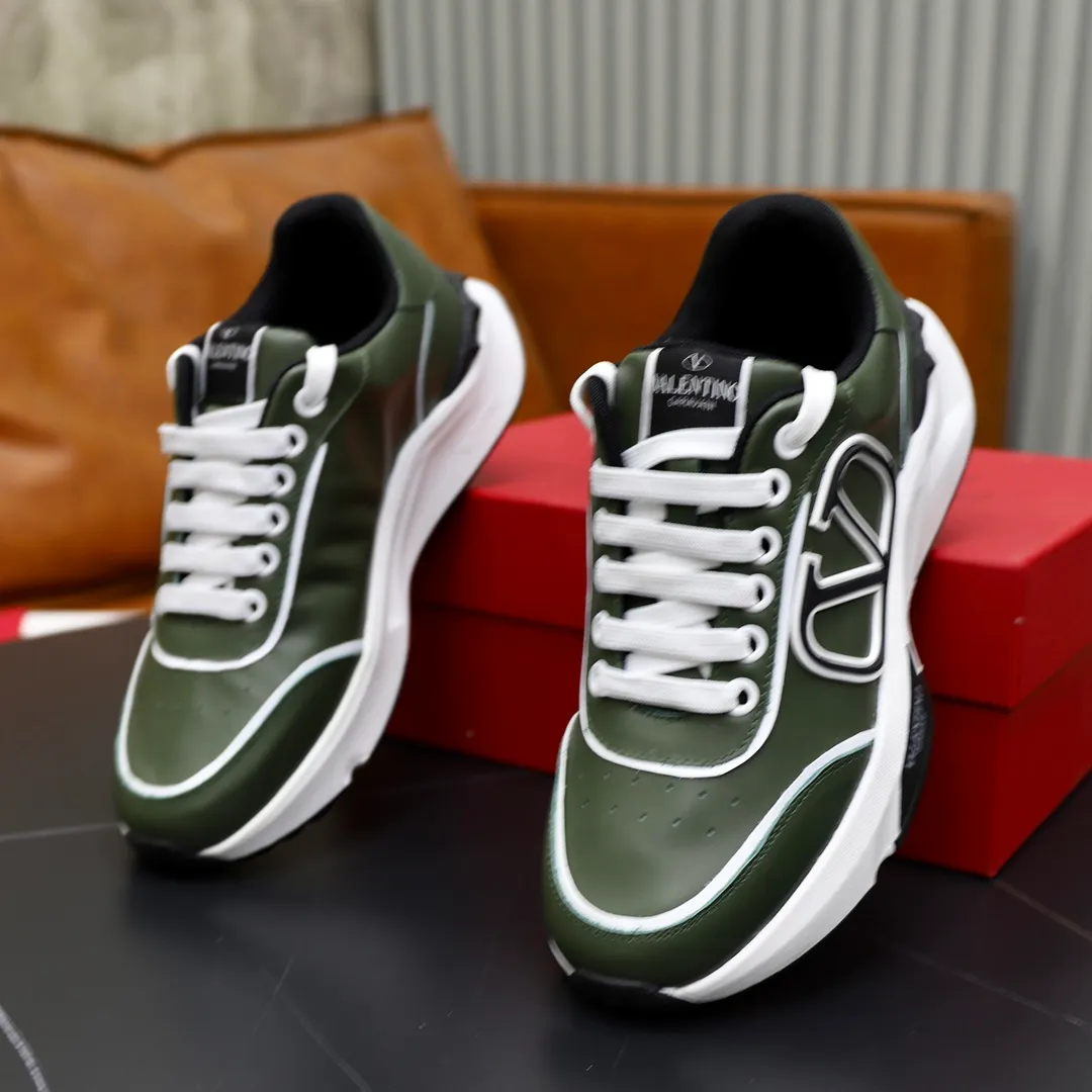 Ex-factory price: 460💰VALENTINO/Valentino 2025s men's latest low-top thick-soled sports shoes are shipped. Made with heavy industry, men's fine casual sports shoes, versatile style. Original leather, rubber lines embellished with geometric segmentation uppers, hand-sewn, novel and fashionable, rubber soles with rivet details on the front and back, VALENTINO GARAVANI LOGO printed on the side, and Valentino Garavani decorative inlay on the tongue. Logo, comfortable, breathable and durable on the feet! Comes with full original packaging! Code number: 38-39-40-41-42-43-44 (45 can be customized)